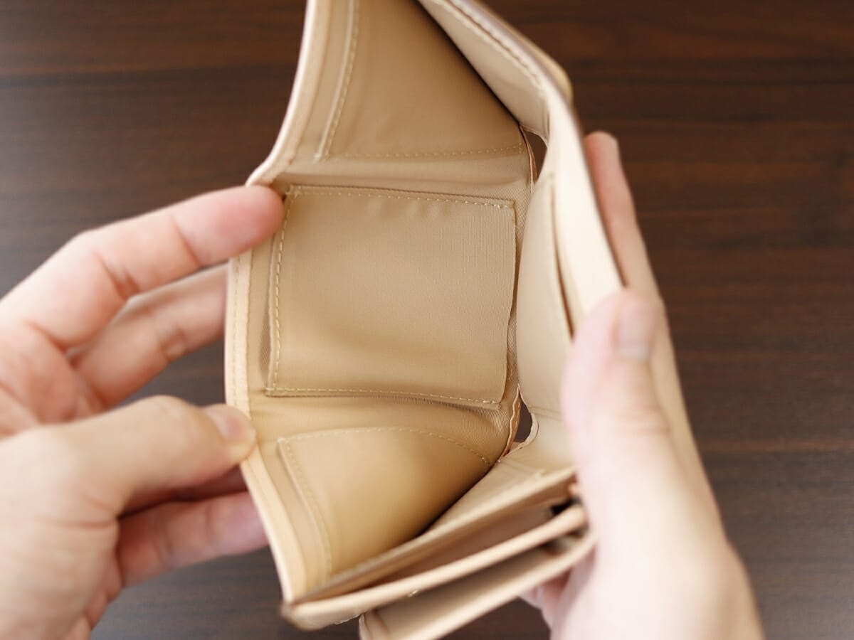 イタリア産ヌメ革 三つ折り財布 MUJI 無印良品 財布レビュー 内装デザイン 札入れとカードポケット2