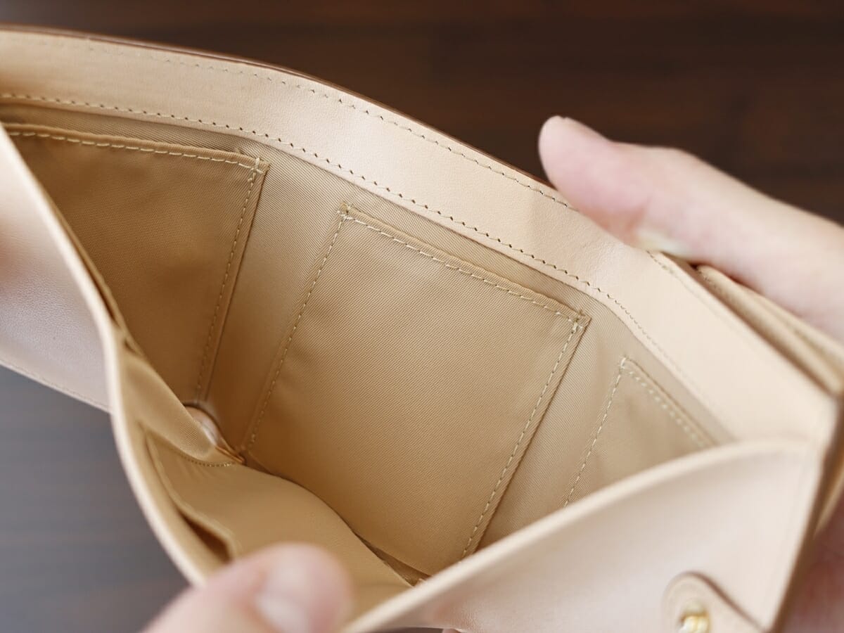 イタリア産ヌメ革 三つ折り財布 MUJI 無印良品 財布レビュー 内装デザイン 札入れとカードポケット3