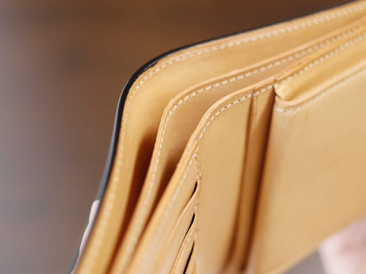 黒川鞄工房 コードバン つや有り 二つ折り財布 小銭入れ付き 財布レビュー 内装デザイン 収納ポケット レザーの質感12