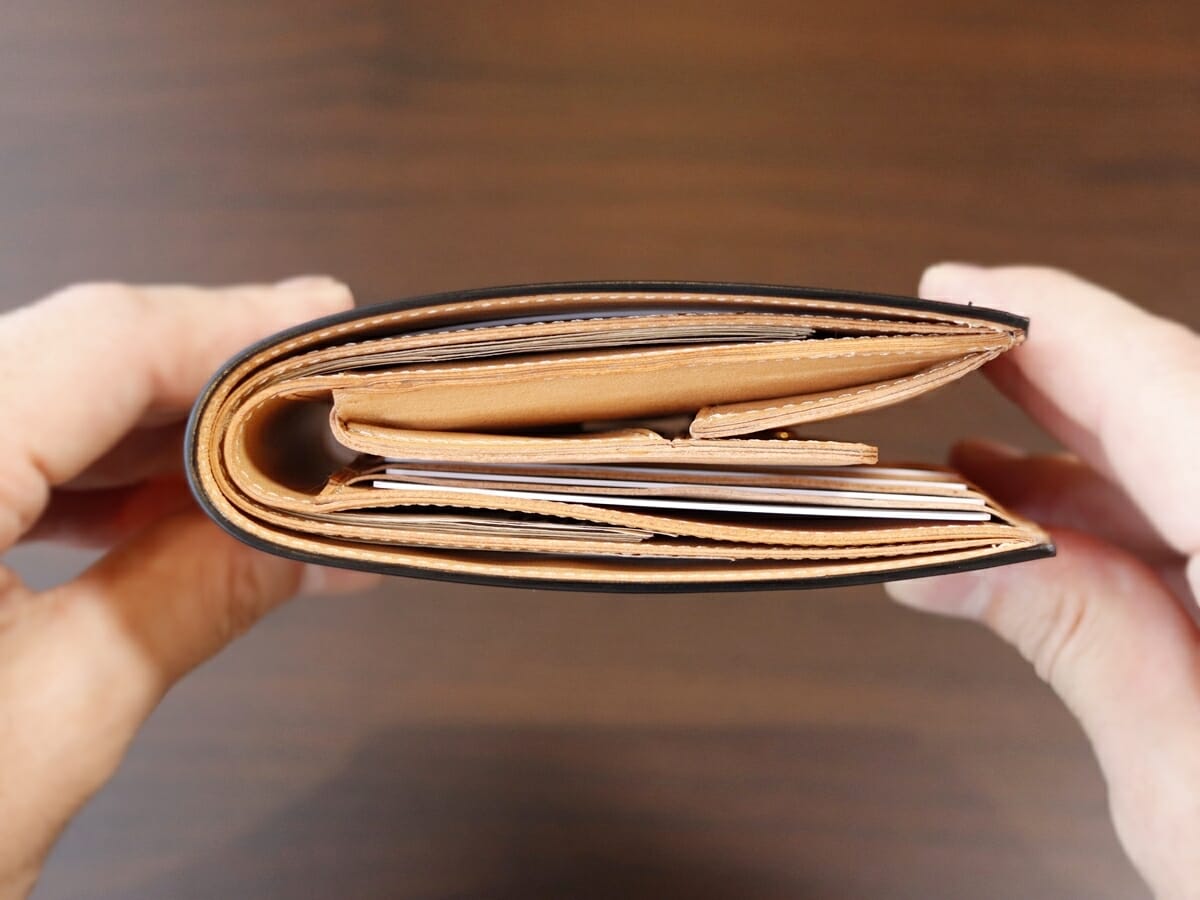 黒川鞄工房 コードバン つや有り 二つ折り財布 小銭入れ付き 財布レビュー 財布の厚み1