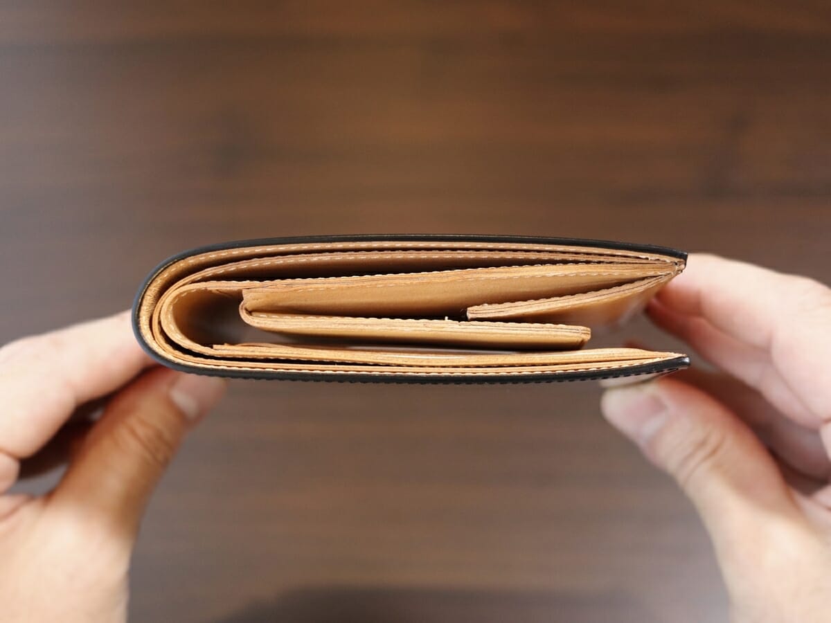 黒川鞄工房 コードバン つや有り 二つ折り財布 小銭入れ付き 財布レビュー 外装デザイン レザーの質感 仕立て3