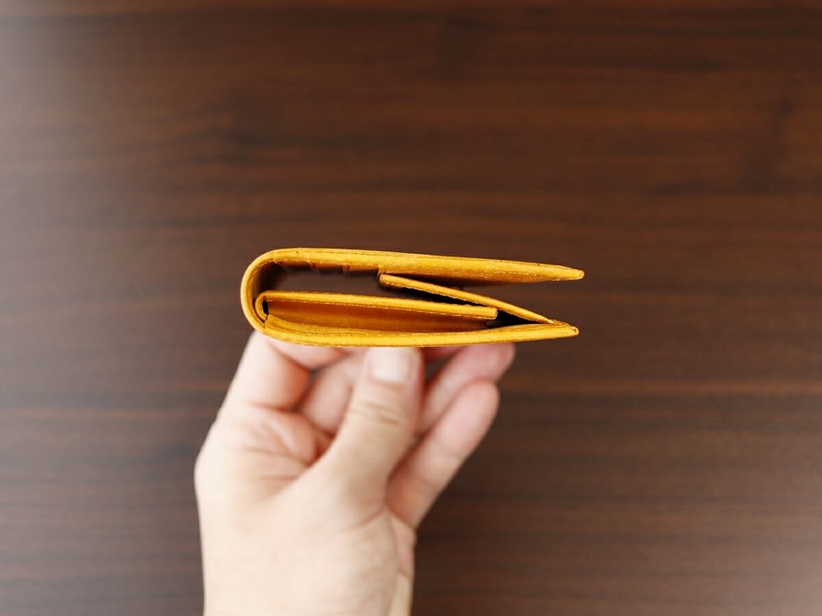 Marisco マリスコ lemma レンマ 二つ折り財布 プエブロレザー 外装デザイン レザー 革の質感 仕立て6