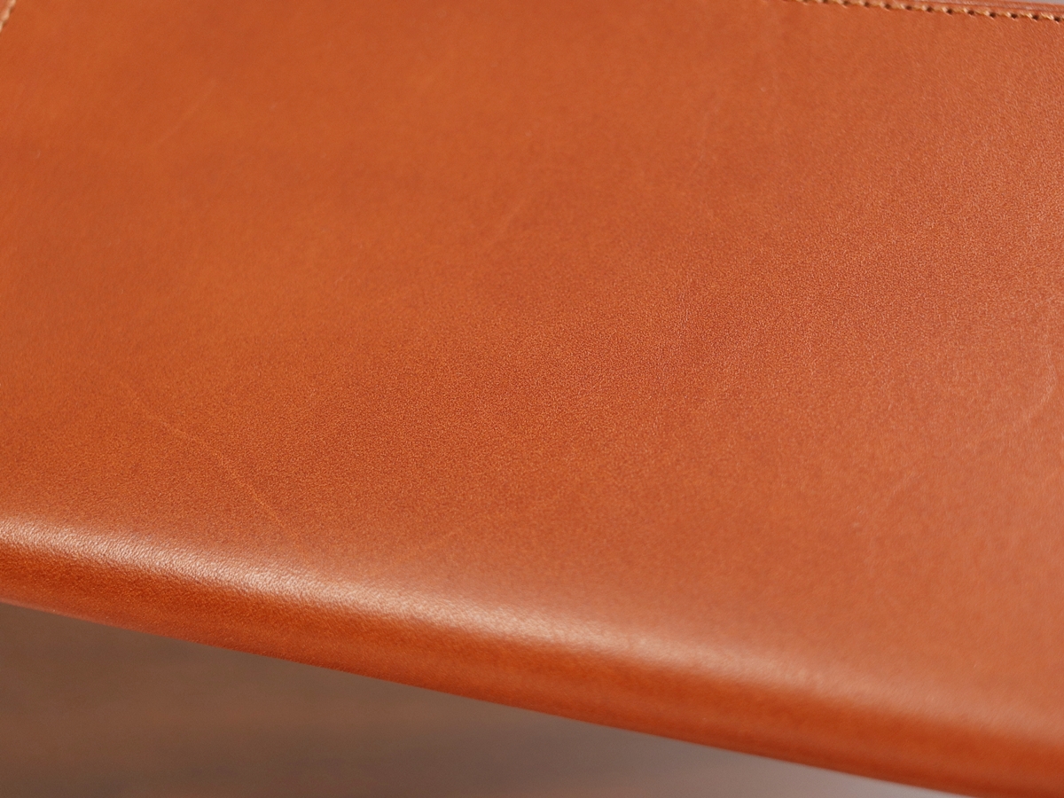 小さな薄い長財布 Hitoe L-zip L -Liscio- SYRINX（シュリンクス）財布レビュー 外装デザイン 牛革 質感 仕立て コバ8