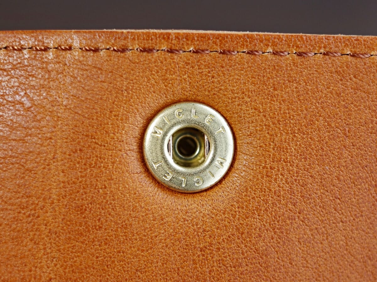 BEERBELLY ビアベリー HATCHBACK ハッチバック 二つ折り財布 コンパクト財布 レビュー 内装デザイン 見開き 収納ポケット 床面 ホック YKKスナップボタン4