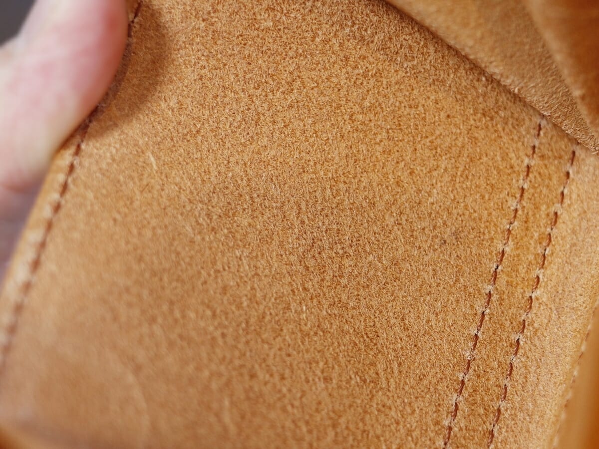 BEERBELLY ビアベリー HATCHBACK ハッチバック 二つ折り財布 コンパクト財布 レビュー 内装デザイン 見開き 収納ポケット 床面 ホック YKKスナップボタン5