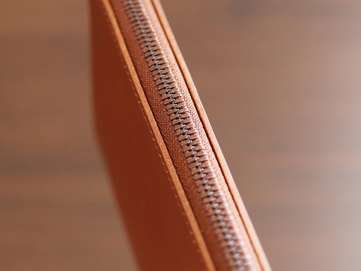 小さな薄い長財布 Hitoe L-zip L -Liscio- SYRINX（シュリンクス）財布レビュー 外装デザイン 牛革 質感 仕立て コバ9