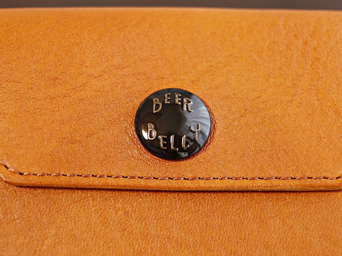 BEERBELLY ビアベリー HATCHBACK ハッチバック 二つ折り財布 コンパクト財布 レビュー 内装デザイン 見開き 収納ポケット 床面 ホック YKKスナップボタン1