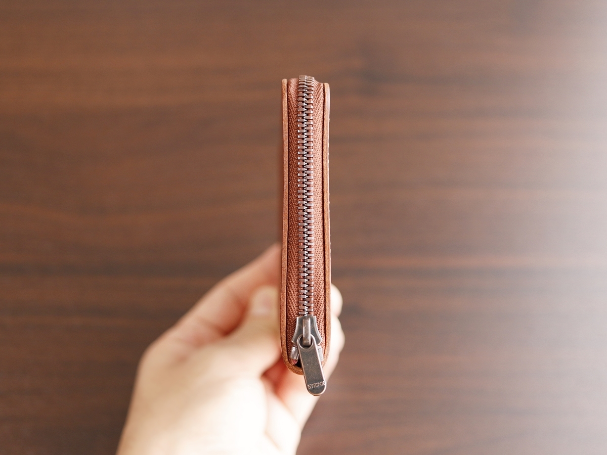 小さな薄い長財布 Hitoe L-zip L -Liscio- SYRINX（シュリンクス）財布レビュー 外装デザイン 牛革 質感 仕立て コバ5