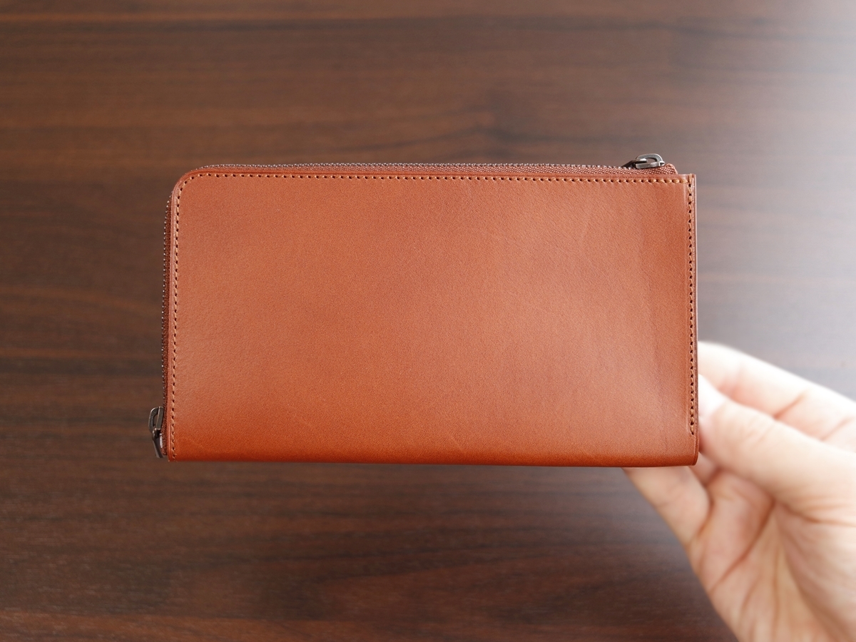 小さな薄い長財布 Hitoe L-zip L -Liscio- SYRINX（シュリンクス）財布レビュー 外装デザイン 牛革 質感 仕立て コバ2