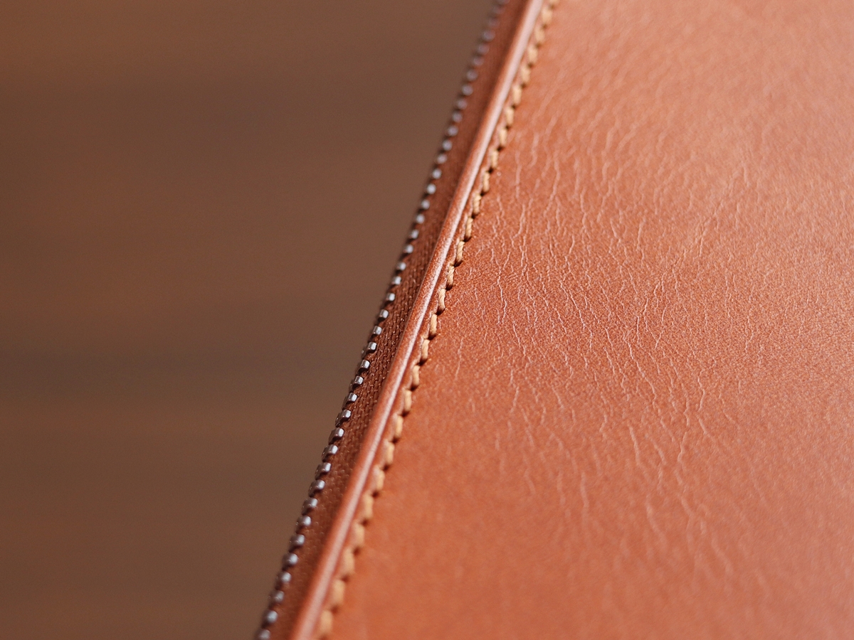 小さな薄い長財布 Hitoe L-zip L -Liscio- SYRINX（シュリンクス）財布レビュー 外装デザイン 牛革 質感 仕立て コバ11