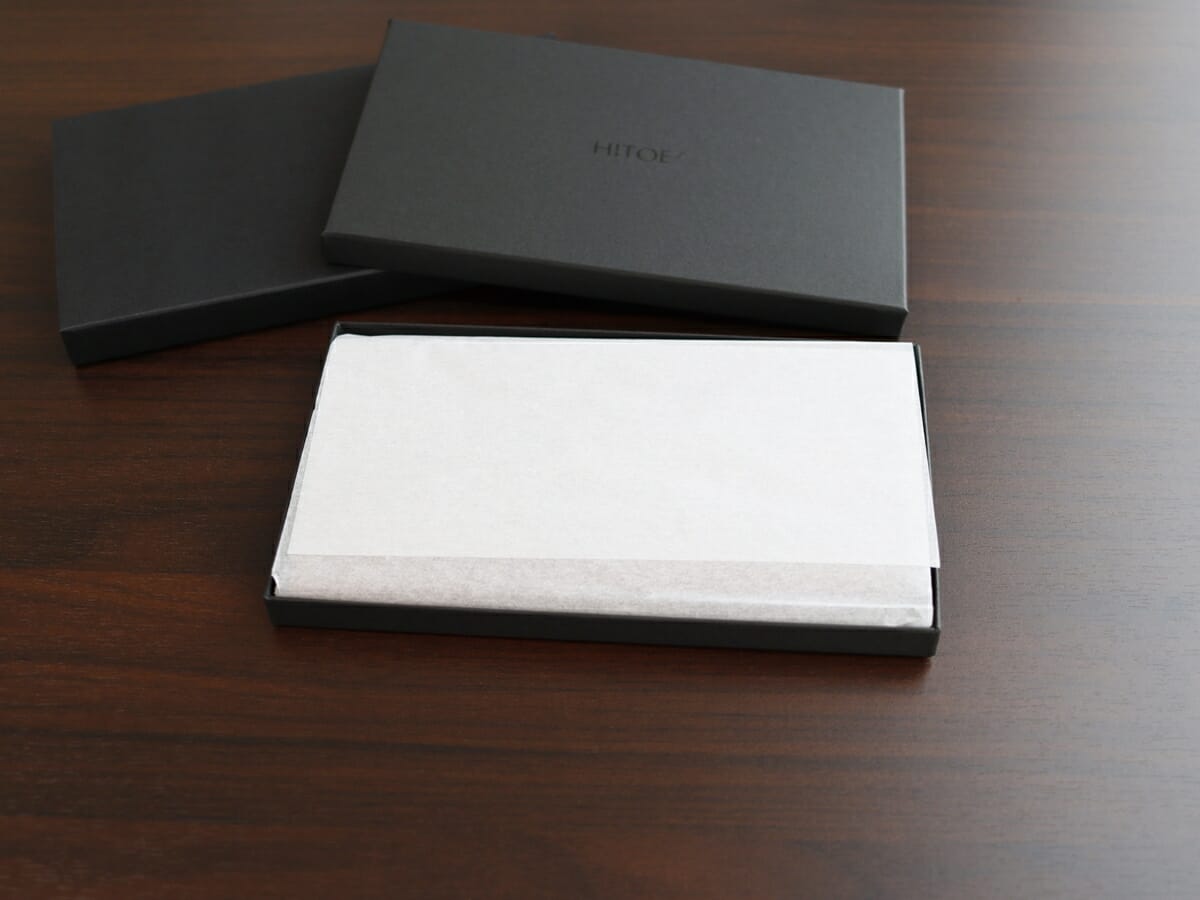 小さな薄い長財布 Hitoe L-zip L -Liscio- SYRINX（シュリンクス）財布レビュー パッケージング 化粧箱3