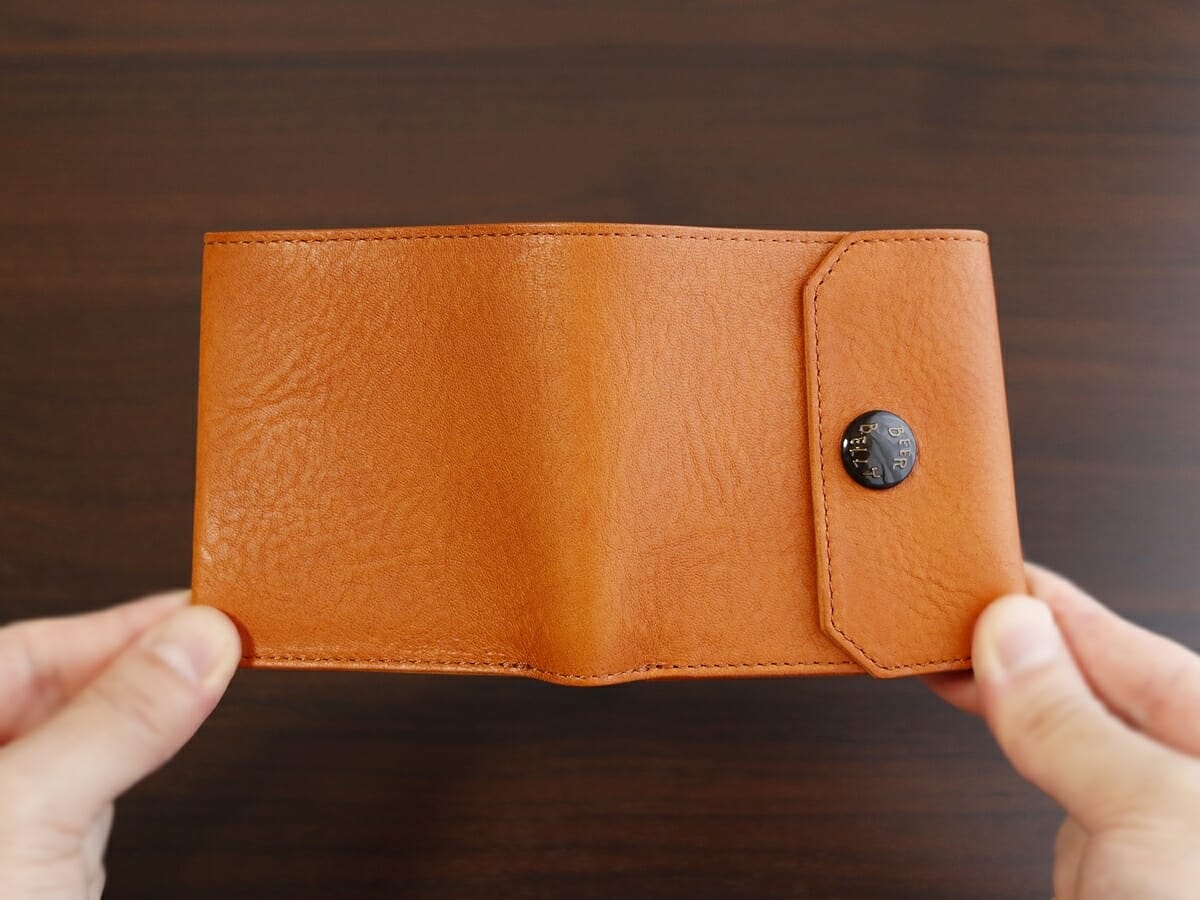 BEERBELLY ビアベリー HATCHBACK ハッチバック 二つ折り財布 コンパクト財布 レビュー 内装デザイン 見開き 収納ポケット 床面 ホック YKKスナップボタン10