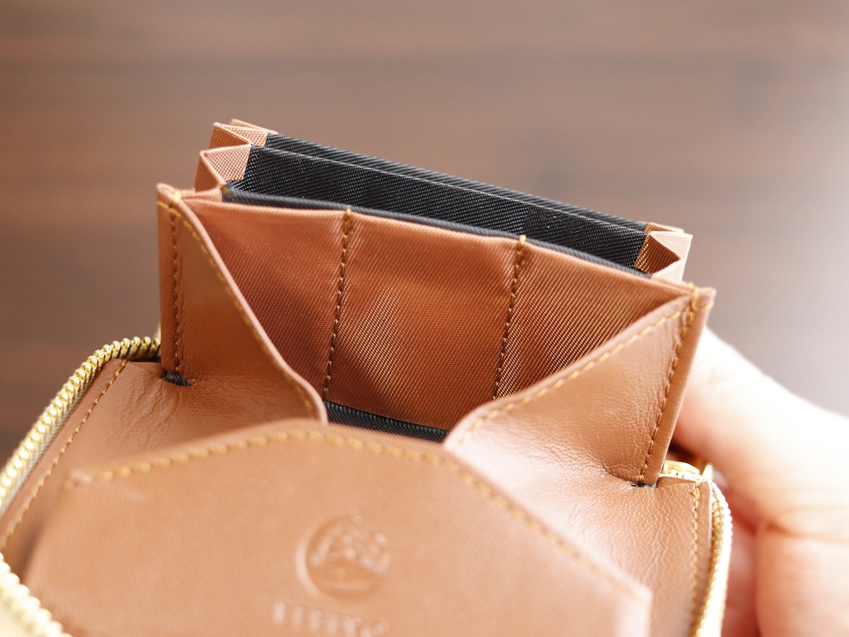 BELLVO（ヴェルボ）SATTO（サット）ラウンドファスナー ミニ財布 レビュー 内装デザイン 収納ポケット5