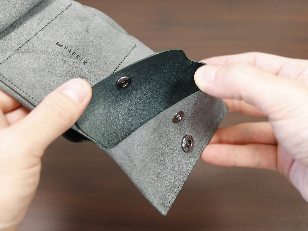 FABRIK（ファブリック）しっかり入ってコンパクトな財布 TRI-FOLD WALLET 三つ折り財布 レビュー 内装デザイン 見開き 収納ポケット ホック7