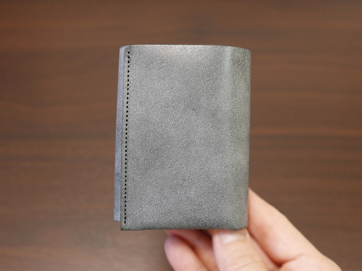FABRIK（ファブリック）しっかり入ってコンパクトな財布 TRI-FOLD WALLET 三つ折り財布 レビュー 外装デザイン 牛革 質感 仕立て1
