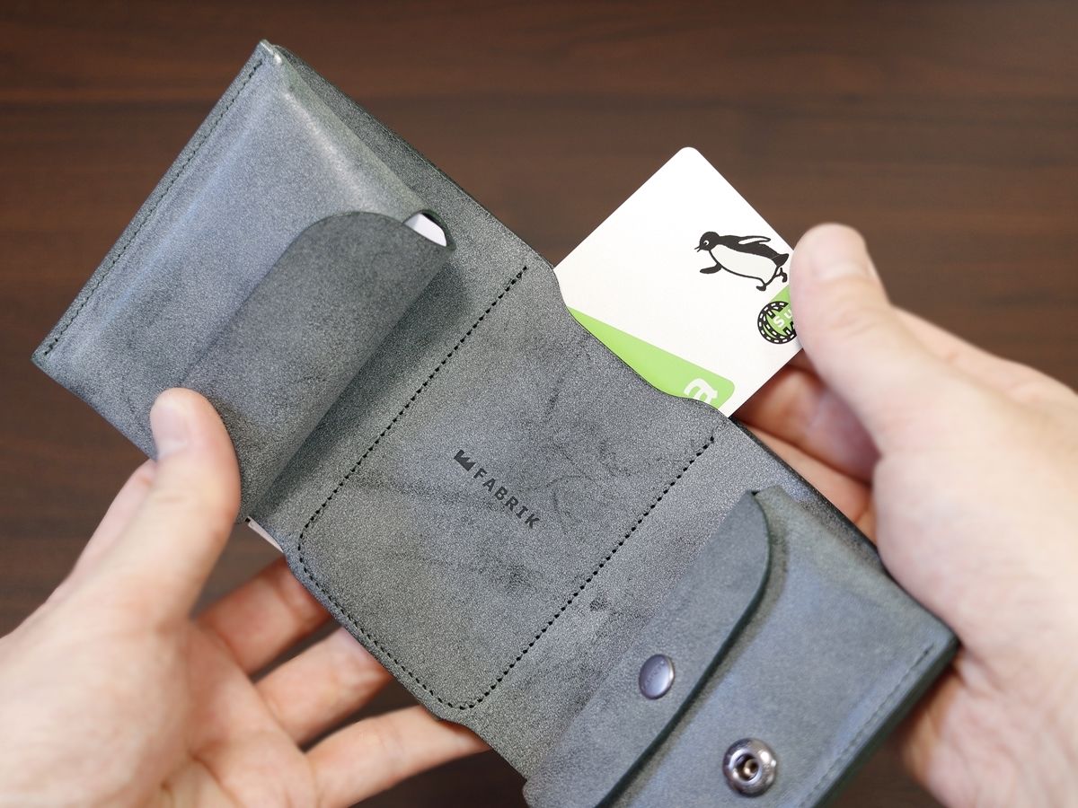 FABRIK（ファブリック）しっかり入ってコンパクトな財布 TRI-FOLD WALLET 三つ折り財布 レビュー カードスロットの使い心地1