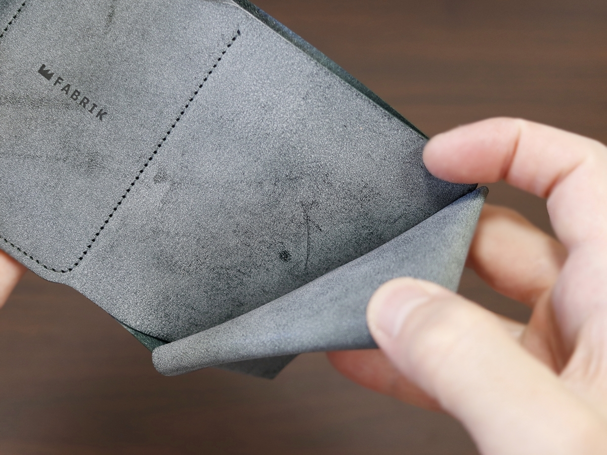 FABRIK（ファブリック）しっかり入ってコンパクトな財布 TRI-FOLD WALLET 三つ折り財布 レビュー 内装デザイン 見開き 収納ポケット ホック8