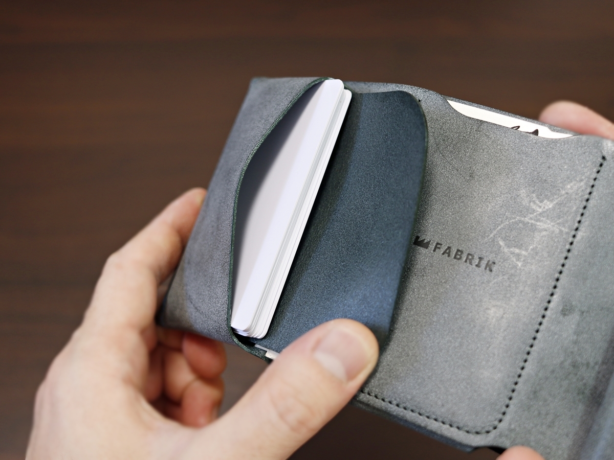 FABRIK（ファブリック）しっかり入ってコンパクトな財布 TRI-FOLD WALLET 三つ折り財布 レビュー カード入れの使い心地1