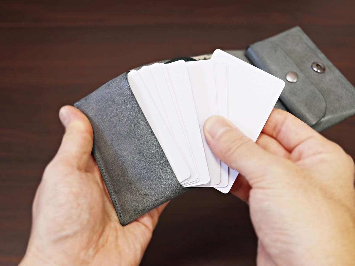 FABRIK（ファブリック）しっかり入ってコンパクトな財布 TRI-FOLD WALLET 三つ折り財布 レビュー カード入れの使い心地2