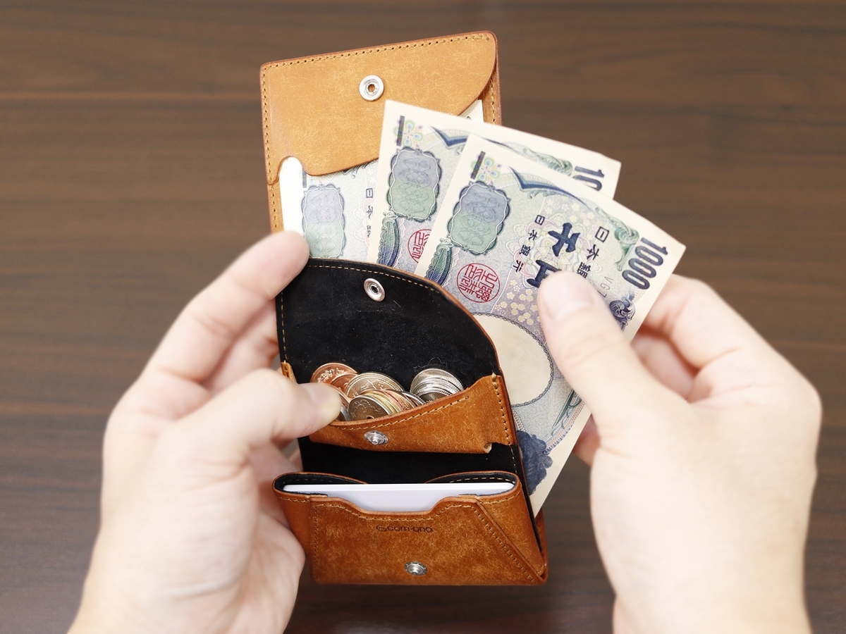 moku（モク）小さく薄い財布Saku Ver.2 com-ono（コモノ）薄い財布 Slim-005pb 財布の比較レビュー 使用時の動線2