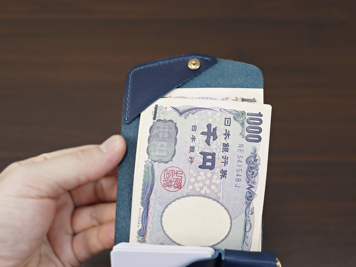moku（モク）小さく薄い財布Saku Ver.2 com-ono（コモノ）薄い財布 Slim-005pb 財布の比較レビュー 札スペース2