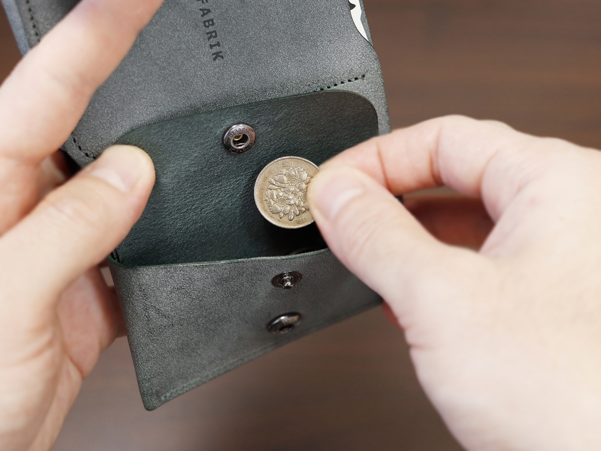 FABRIK（ファブリック）しっかり入ってコンパクトな財布 TRI-FOLD WALLET 三つ折り財布 レビュー 小銭入れの使い心地2