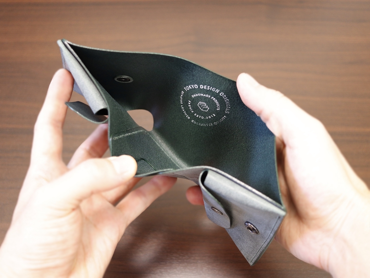 FABRIK（ファブリック）しっかり入ってコンパクトな財布 TRI-FOLD WALLET 三つ折り財布 レビュー 内装デザイン 見開き 収納ポケット ホック3