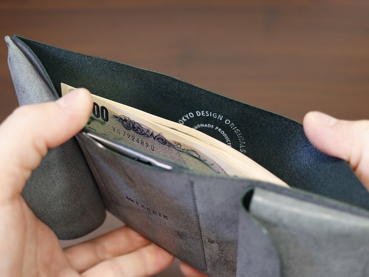FABRIK（ファブリック）しっかり入ってコンパクトな財布 TRI-FOLD WALLET 三つ折り財布 レビュー 札入れの使い心地2