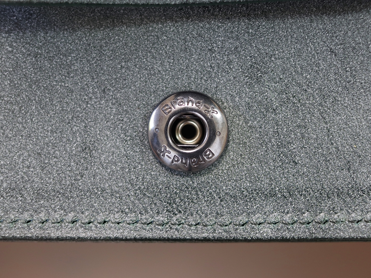 FABRIK（ファブリック）しっかり入ってコンパクトな財布 TRI-FOLD WALLET 三つ折り財布 レビュー 内装デザイン 見開き 収納ポケット ホック10