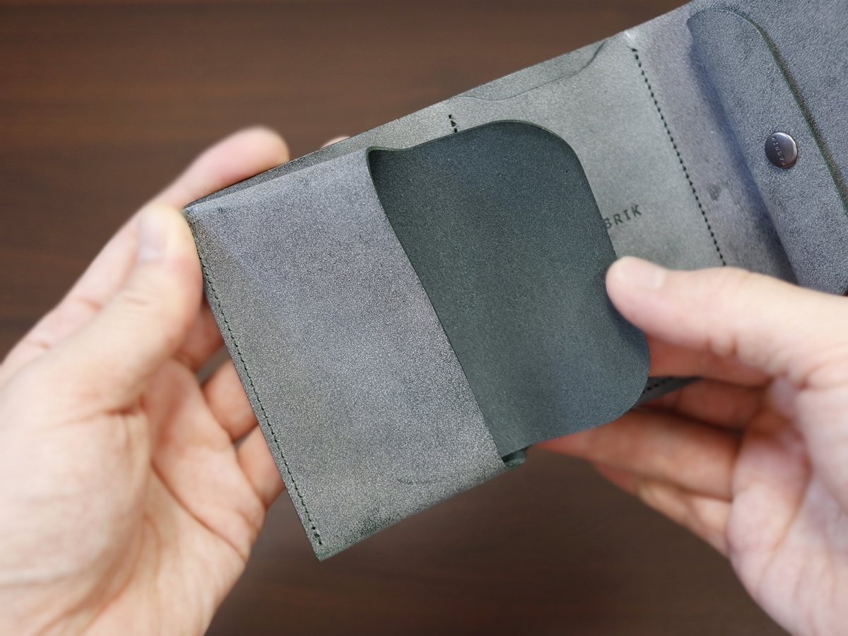 FABRIK（ファブリック）しっかり入ってコンパクトな財布 TRI-FOLD WALLET 三つ折り財布 レビュー 内装デザイン 見開き 収納ポケット ホック5