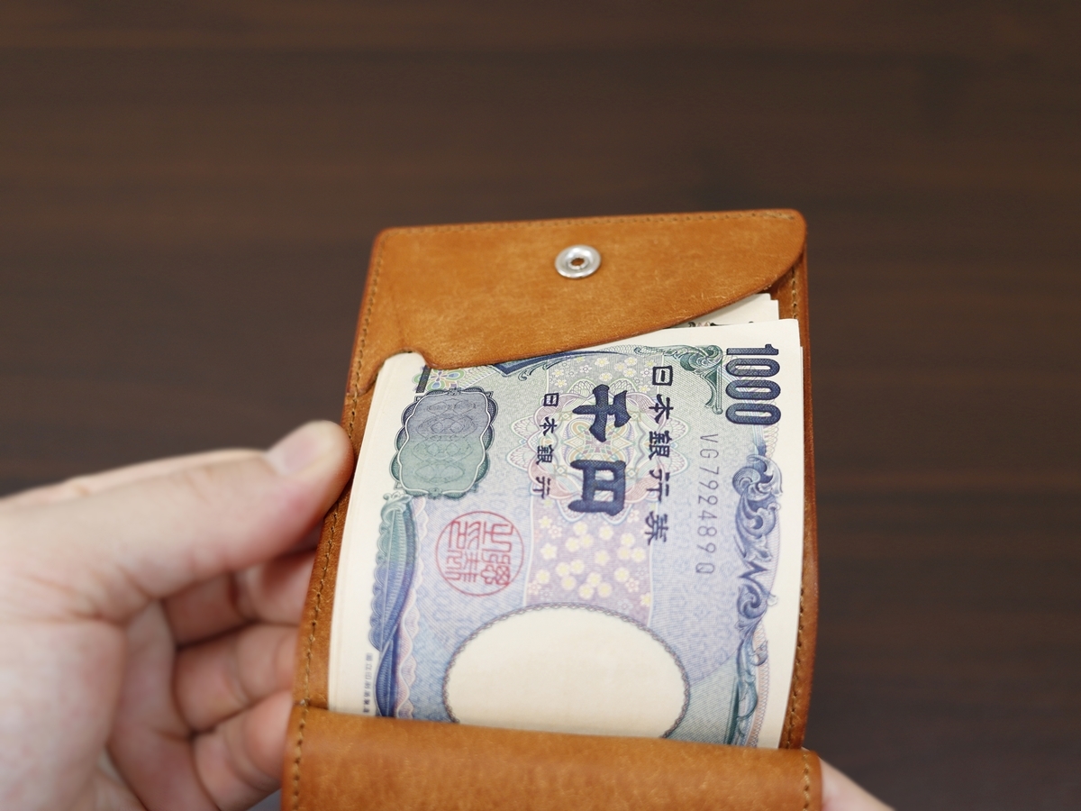 moku（モク）小さく薄い財布Saku Ver.2 com-ono（コモノ）薄い財布 Slim-005pb 財布の比較レビュー 札スペース3