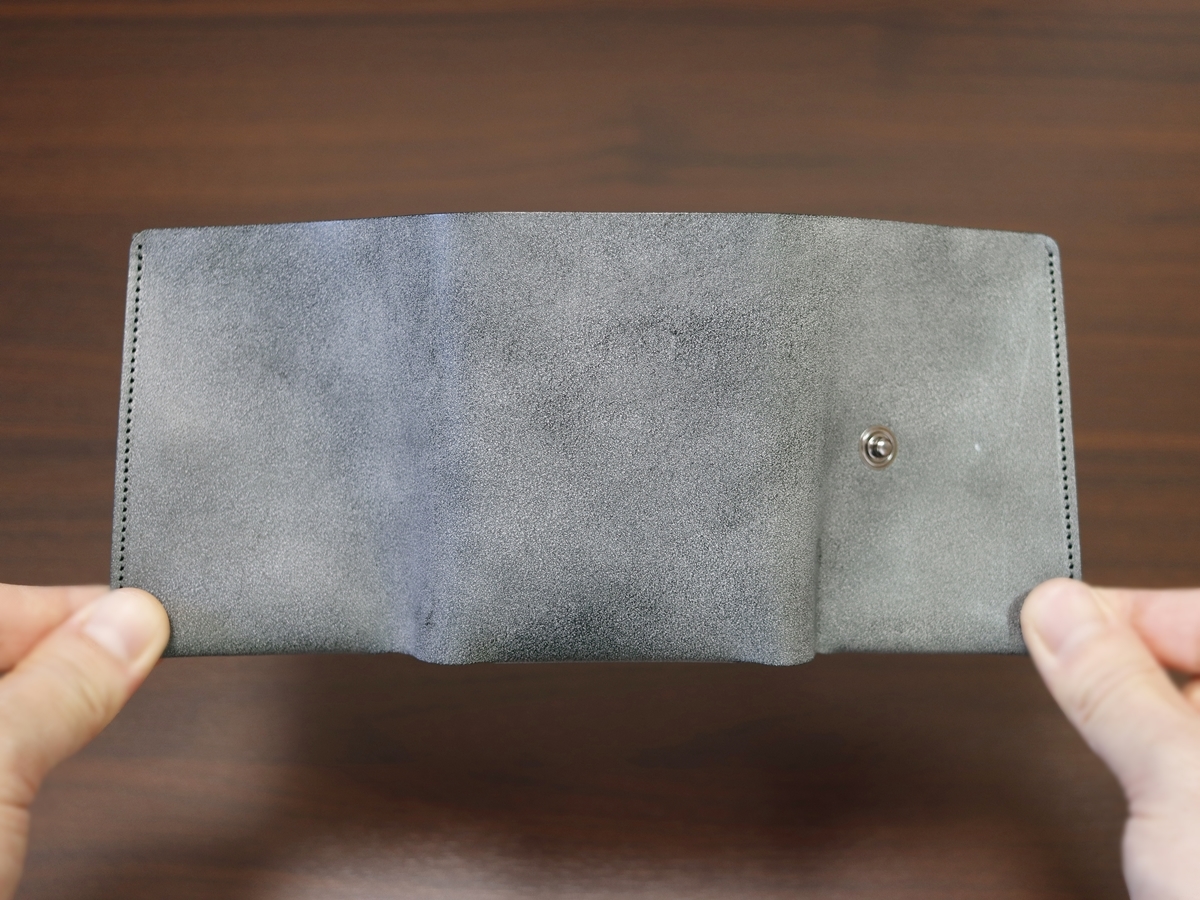 FABRIK（ファブリック）しっかり入ってコンパクトな財布 TRI-FOLD WALLET 三つ折り財布 レビュー 内装デザイン 見開き 収納ポケット ホック2