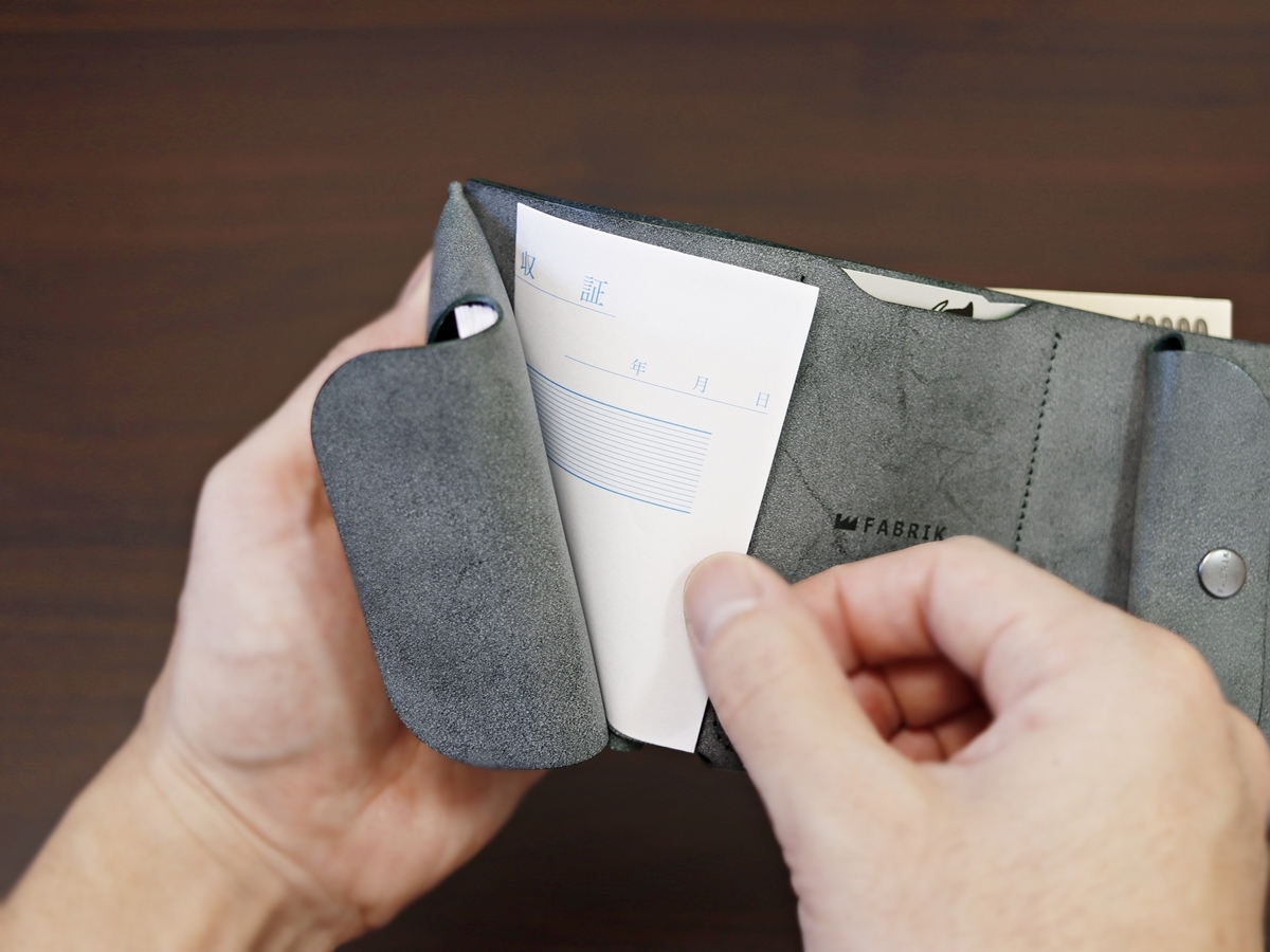 FABRIK（ファブリック）しっかり入ってコンパクトな財布 TRI-FOLD WALLET 三つ折り財布 レビュー 挟みポケットの使い心地1
