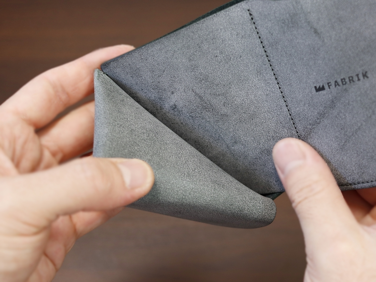 FABRIK（ファブリック）しっかり入ってコンパクトな財布 TRI-FOLD WALLET 三つ折り財布 レビュー 内装デザイン 見開き 収納ポケット ホック6