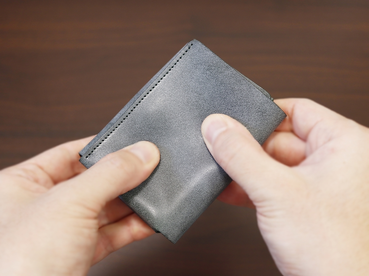 FABRIK（ファブリック）しっかり入ってコンパクトな財布 TRI-FOLD WALLET 三つ折り財布 レビュー 外装デザイン 牛革 質感 仕立て6