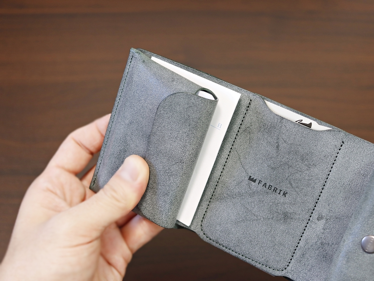 FABRIK（ファブリック）しっかり入ってコンパクトな財布 TRI-FOLD WALLET 三つ折り財布 レビュー 挟みポケットの使い心地2