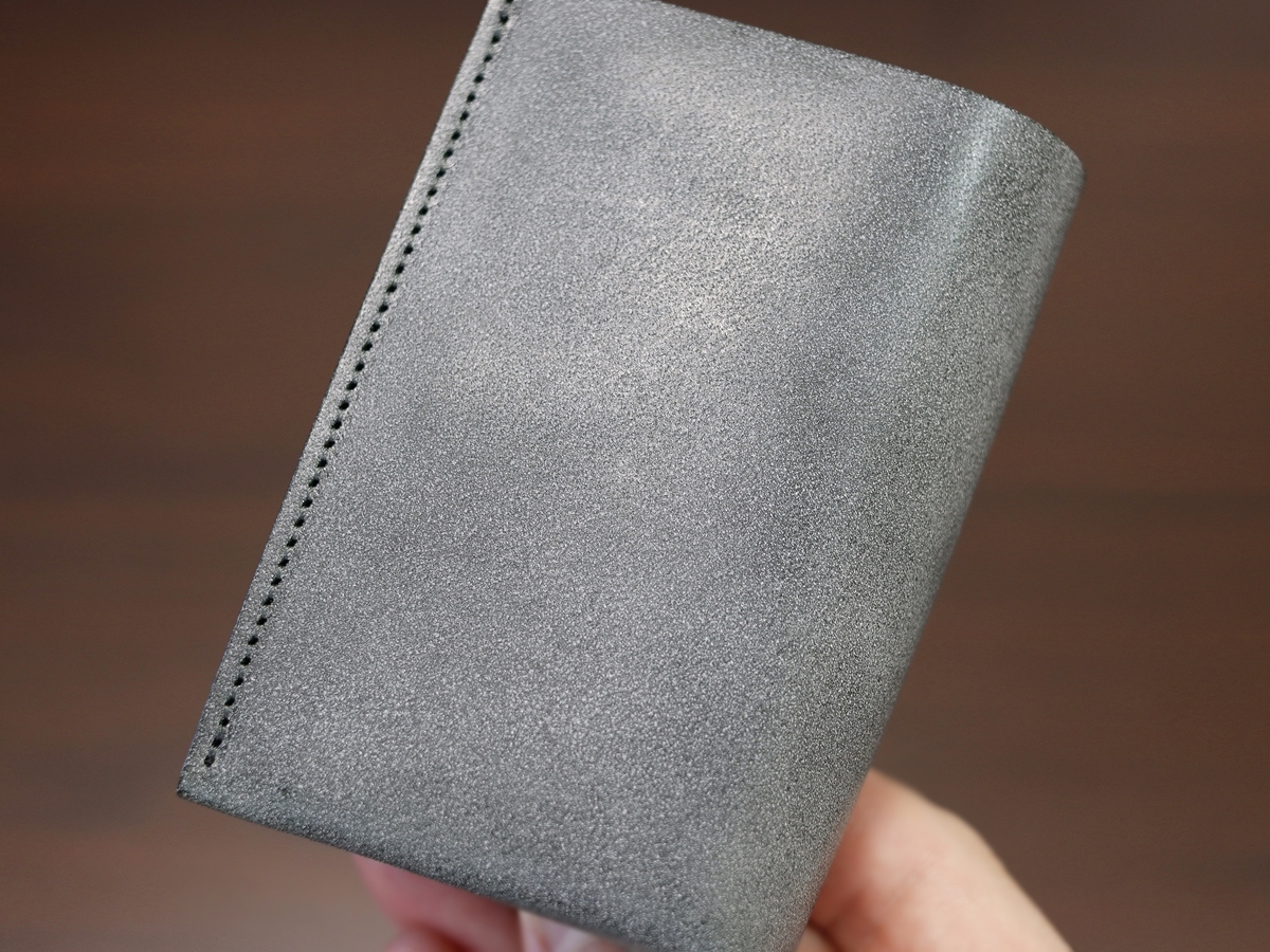 FABRIK（ファブリック）しっかり入ってコンパクトな財布 TRI-FOLD WALLET 三つ折り財布 レビュー 外装デザイン 牛革 質感 仕立て5